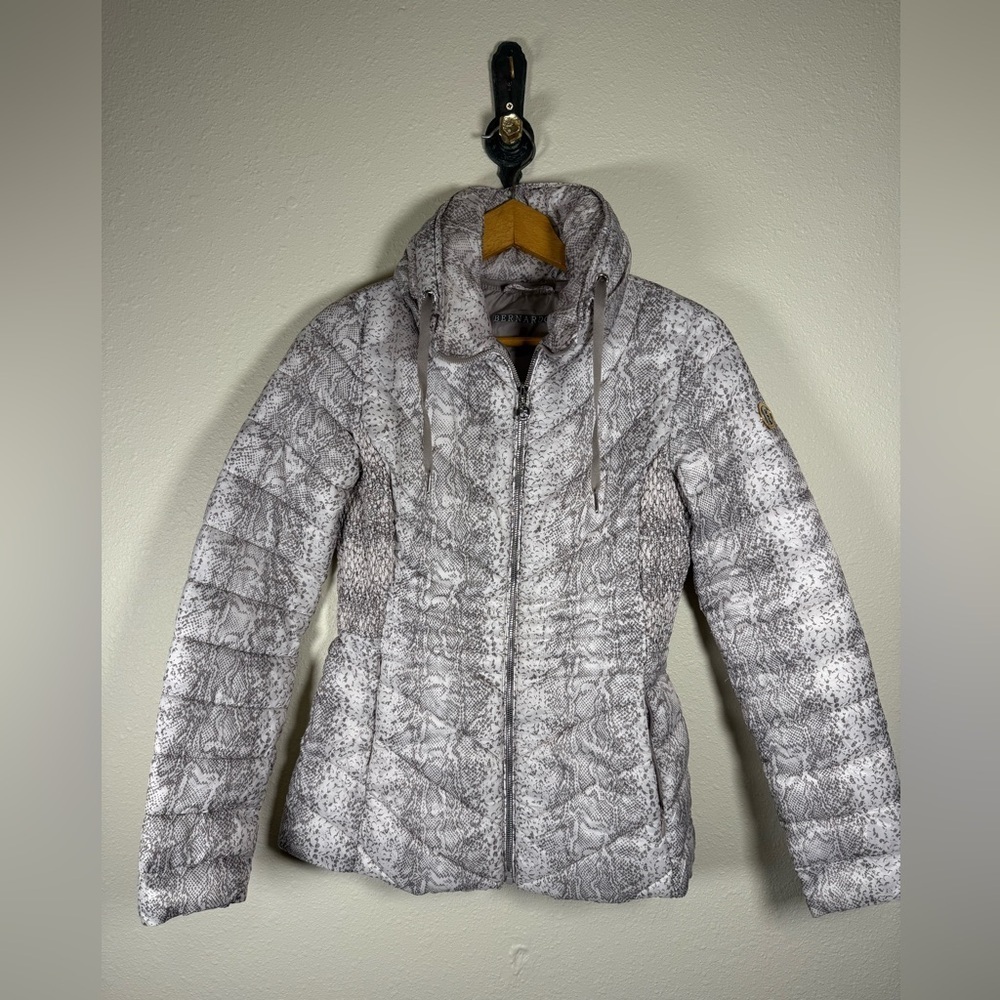 Bernardo Women’s Gray And White Snake Print Packable Puffer Jacket Coat XS - Picture 5 of 15